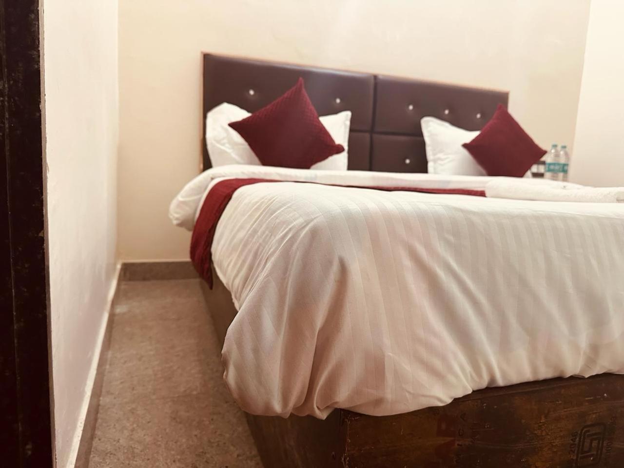 The Lord Krishna Residency Vrindavan Hotel Екстериор снимка