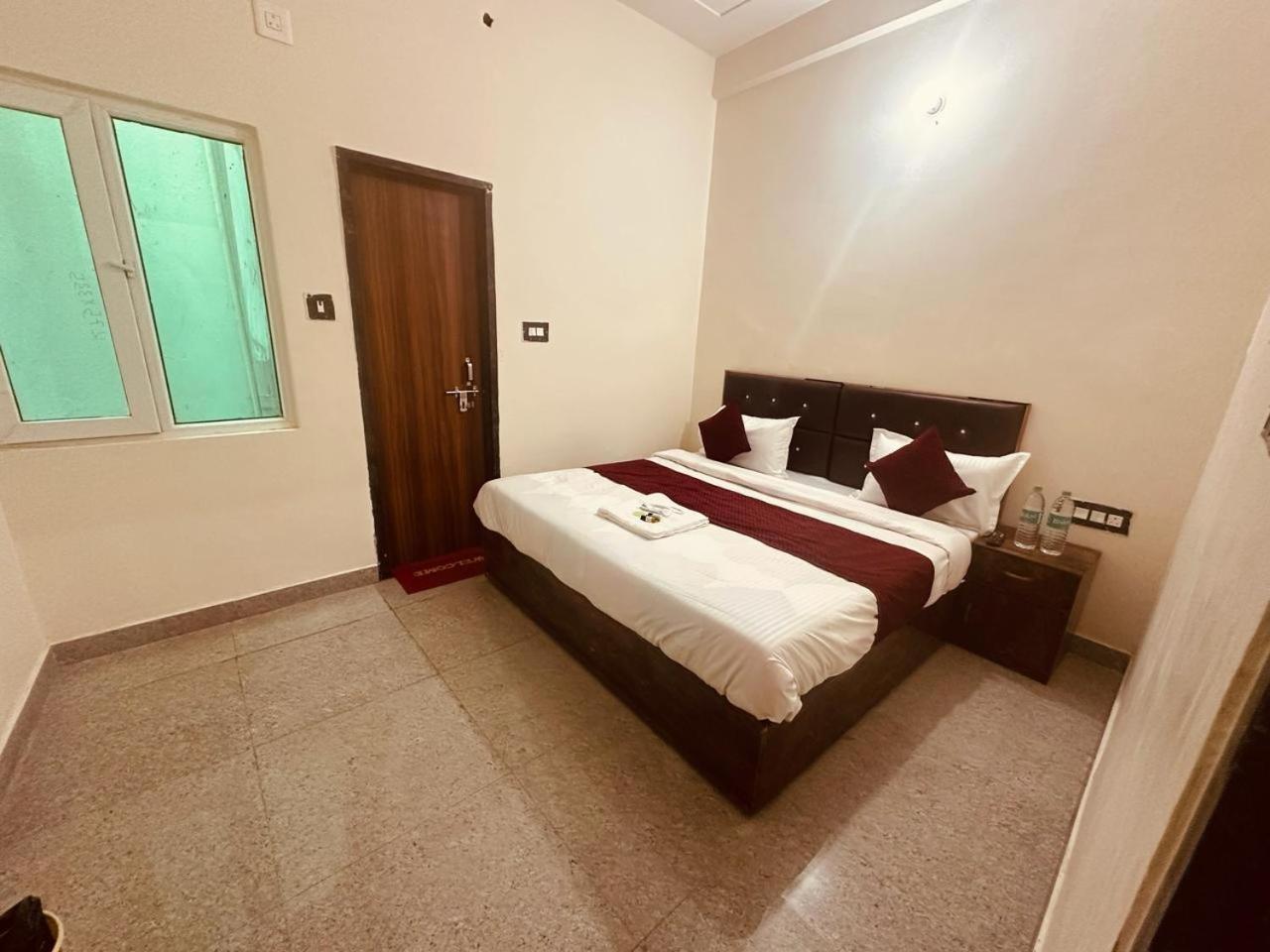 The Lord Krishna Residency Vrindavan Hotel Екстериор снимка