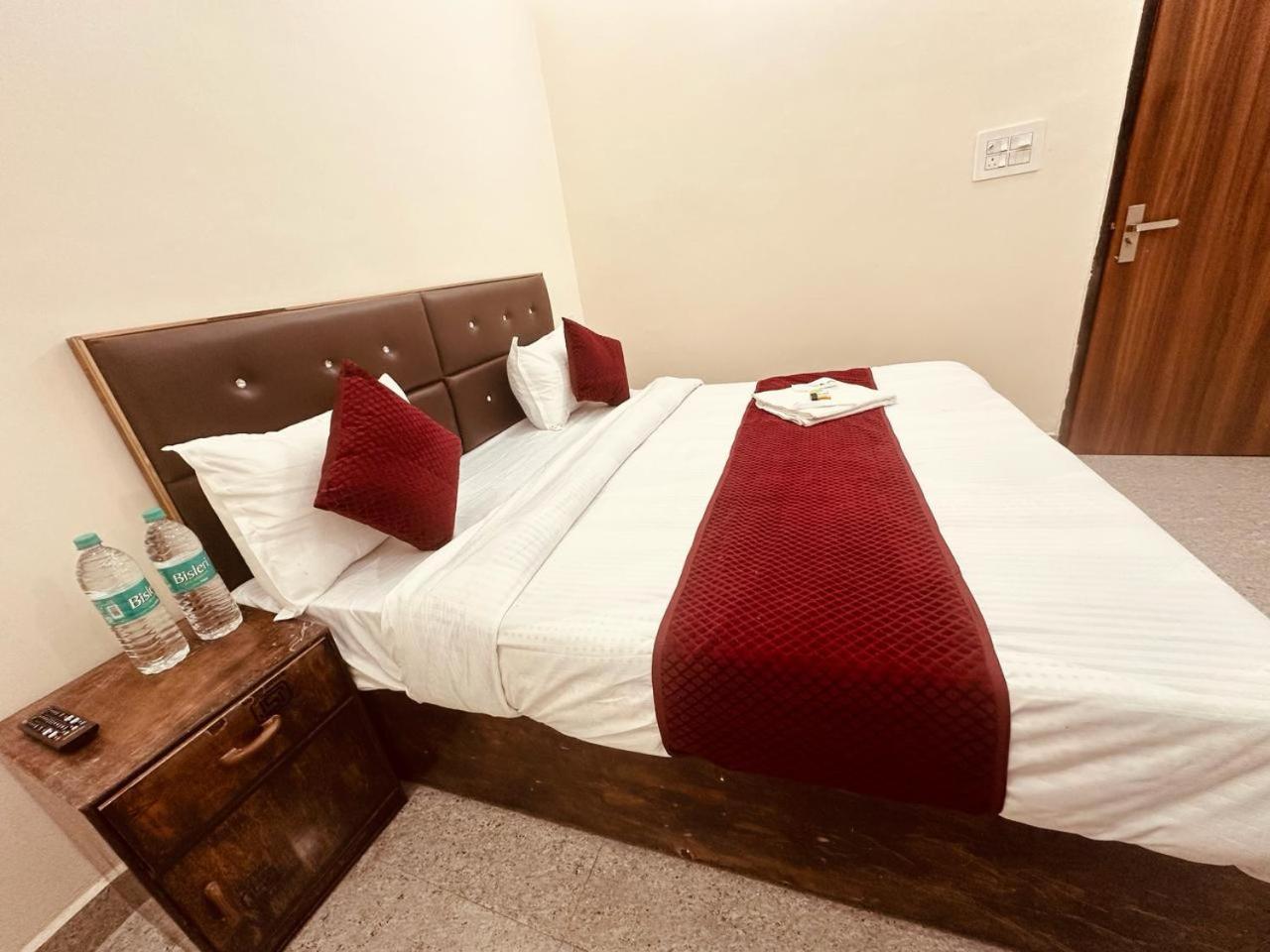 The Lord Krishna Residency Vrindavan Hotel Екстериор снимка