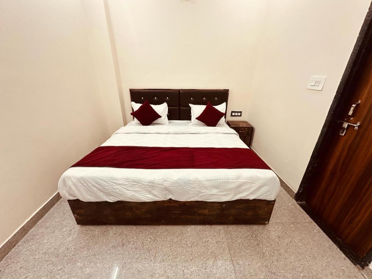 The Lord Krishna Residency Vrindavan Hotel Екстериор снимка