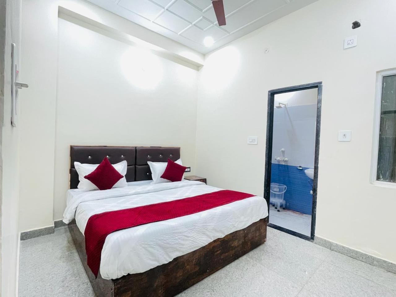 The Lord Krishna Residency Vrindavan Hotel Екстериор снимка