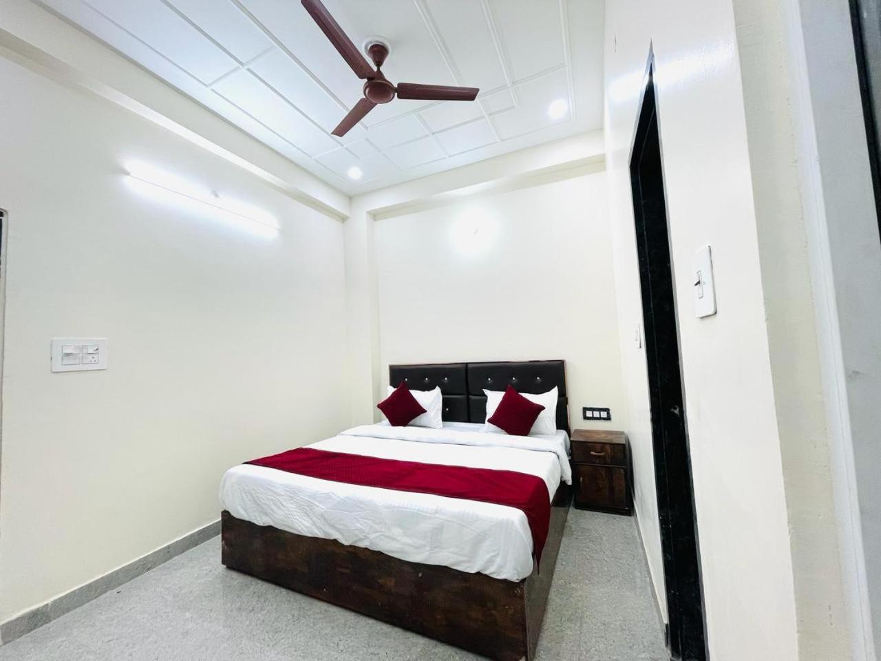The Lord Krishna Residency Vrindavan Hotel Екстериор снимка