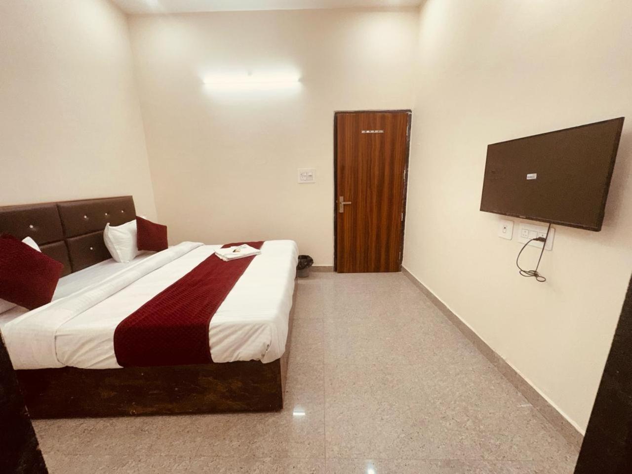 The Lord Krishna Residency Vrindavan Hotel Екстериор снимка