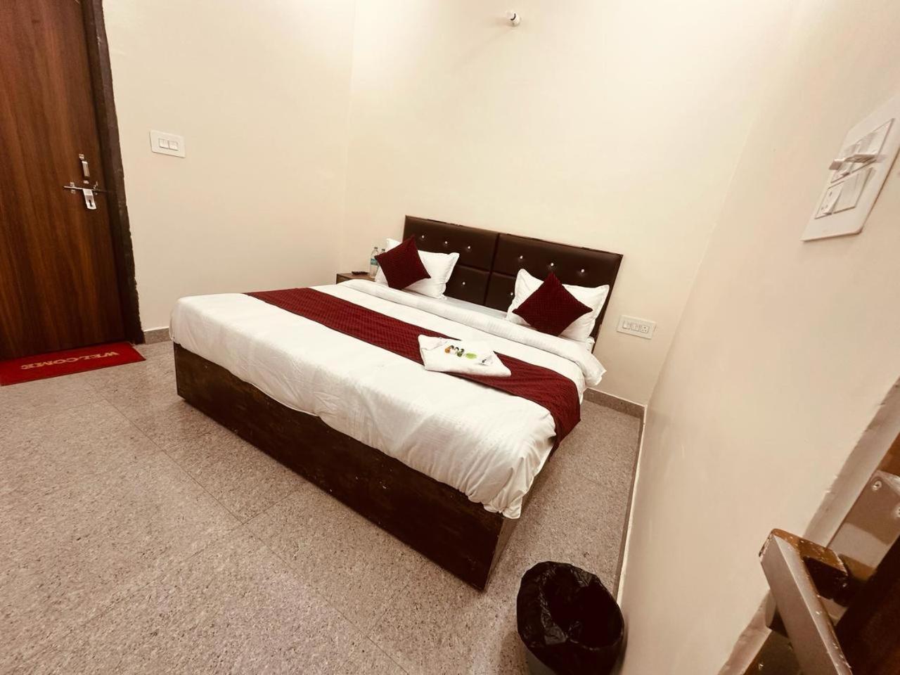 The Lord Krishna Residency Vrindavan Hotel Екстериор снимка