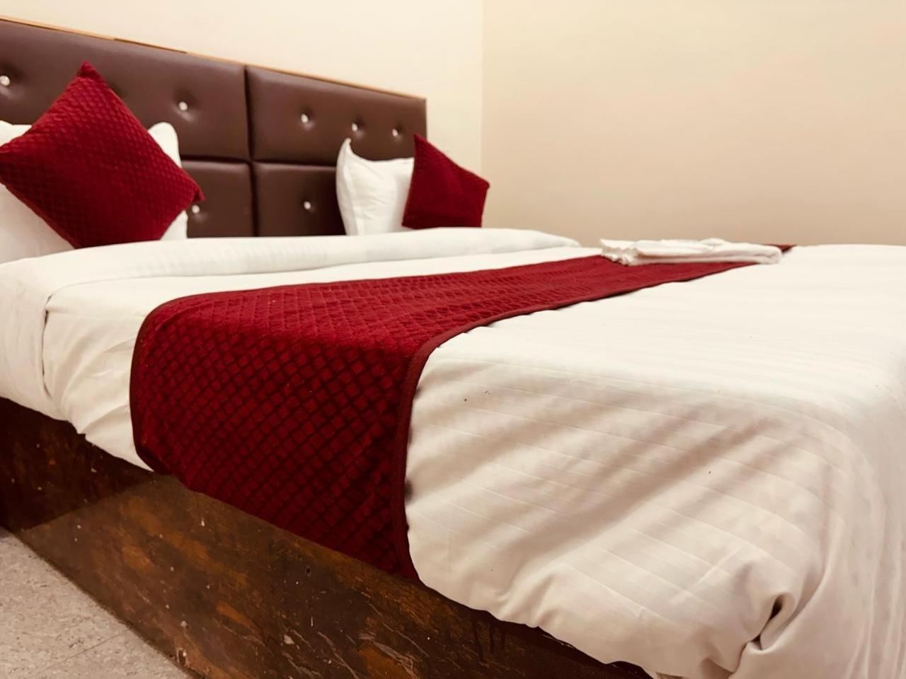 The Lord Krishna Residency Vrindavan Hotel Екстериор снимка