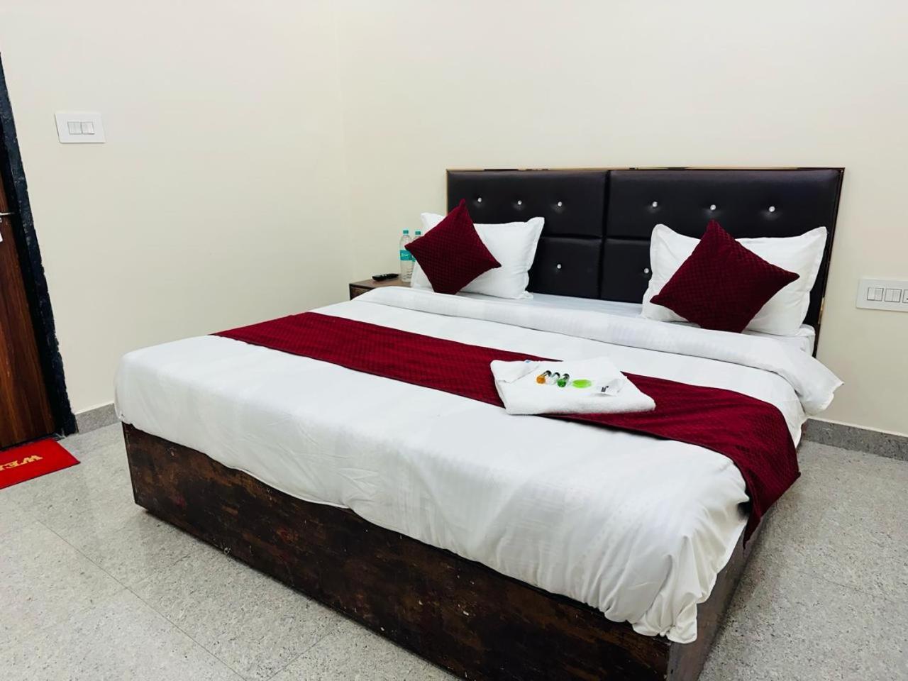 The Lord Krishna Residency Vrindavan Hotel Екстериор снимка