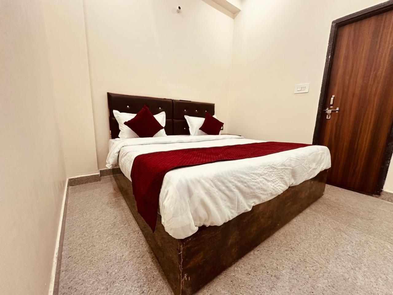 The Lord Krishna Residency Vrindavan Hotel Екстериор снимка
