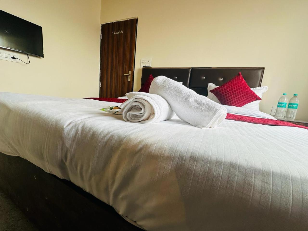 The Lord Krishna Residency Vrindavan Hotel Екстериор снимка
