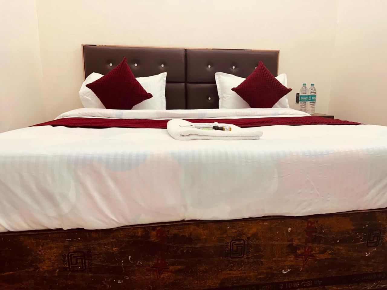 The Lord Krishna Residency Vrindavan Hotel Екстериор снимка