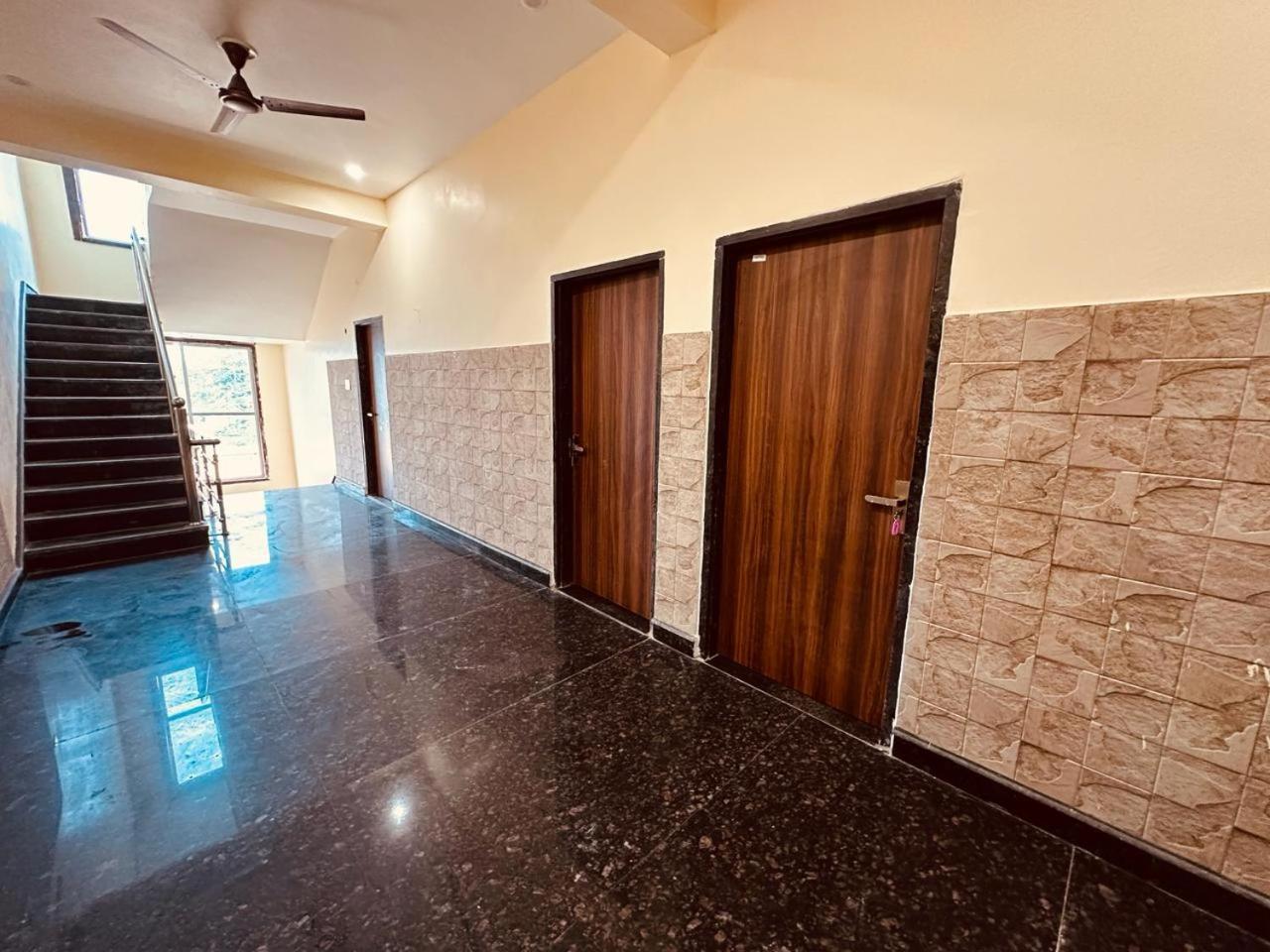 The Lord Krishna Residency Vrindavan Hotel Екстериор снимка